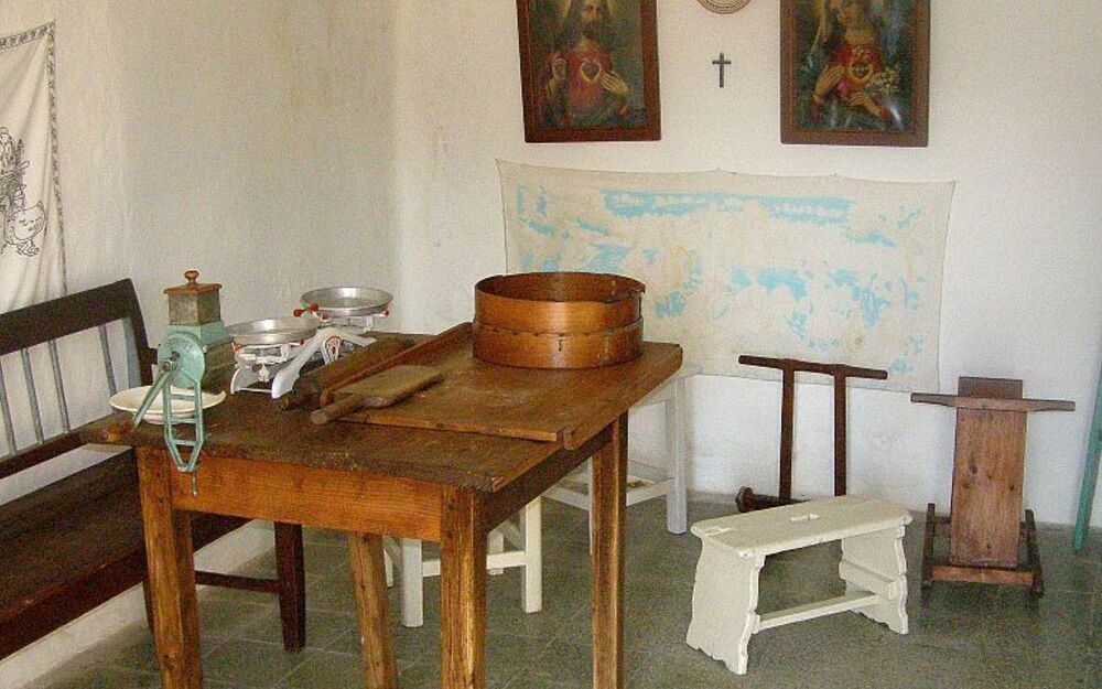 Slovensko - Brhlovce - skalné obydlia + Levice - hrad + mesto + degustácia remeselných vín